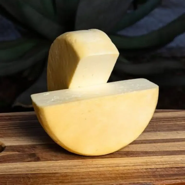 Post: queijo Minas meia cura cortado na tábua