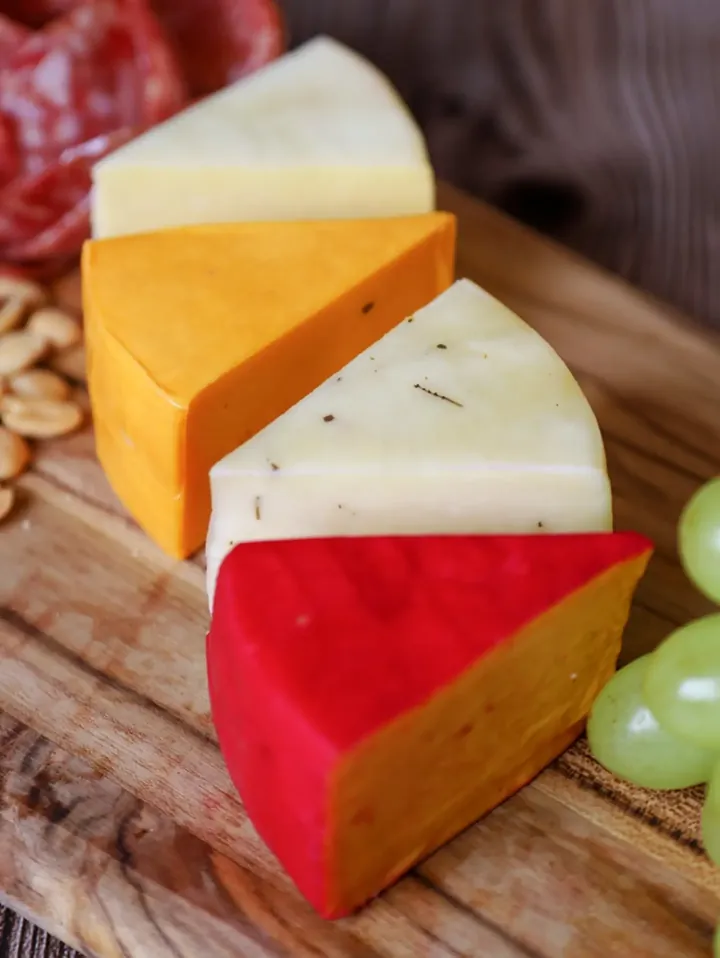 Post: queijos cheddar, com ervas e do reino na tábua