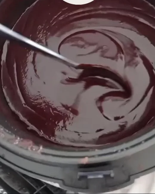 Chocolate blend derretido na panela da Estação Fondue
